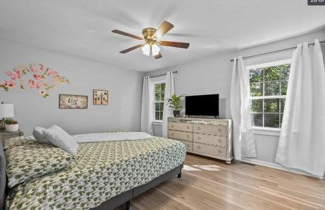 Stylish 4BR Getaway with Game Room, Grills & Cozy Outdoor Fire-Pit - Foto 10