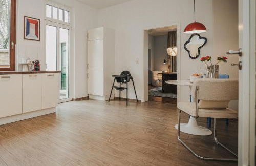 JOBOSTAYS - LINDEN Family Apartment Oldenburg - sehr geräumig 110m2 - Terrasse mit Gartenblick - voll ausgestattete Küche - 2 Bäder - Babybett - 10 Min zu Fuß zum Bahnhof - kostenloses WLAN - Parkplatz - kontaktfreier Check-In - Photo 41