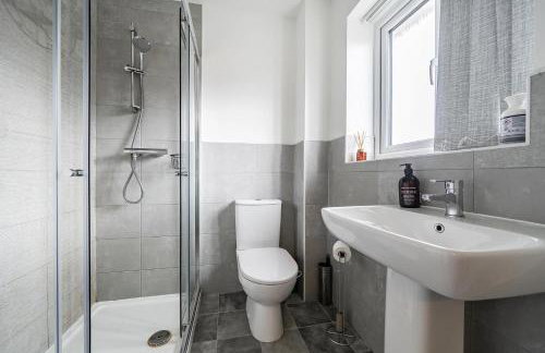 Bright 4 Bedroom Home in Walsall, Free Parking and for EVs - Foto 7