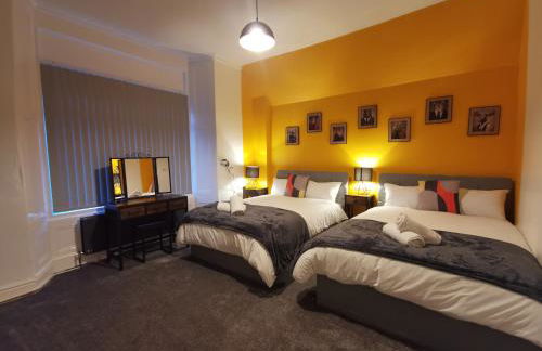 Spacious & comfy 4 bed house, 6 Beds, Free Private Parking & Wifi - Foto 29