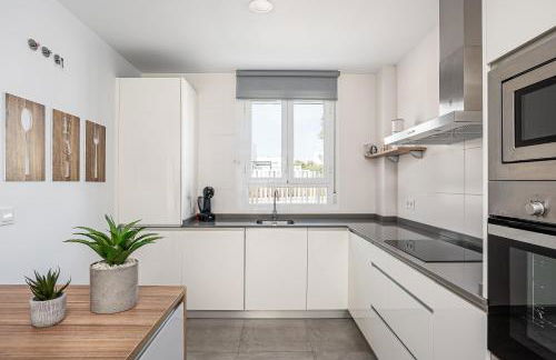 CASA LA PLAYA-CONIL Vacaciones de Lujo en Conil con Todas las Comodidades NETFLIX-HBO-DISNEY-CANALES DE FUTBOL-WIFI ALTA VELOCIDAD-SMART TV 65"-ALEXA - Foto 11