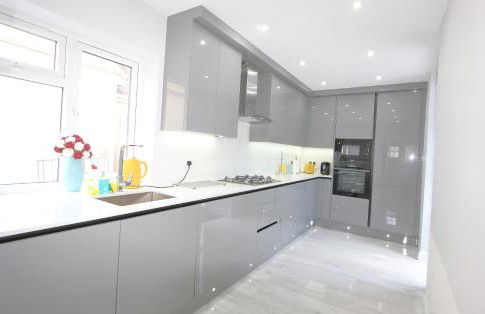 Deluxe 3 Bedroom 2 Bath House &Parking by CozyNest - Photo 8