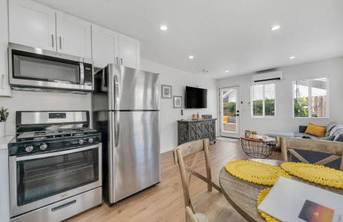 Modern Cottage, Hot Tub, Bistro Patio, Putting Green, Walk to All! - Foto 7