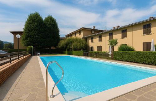 PARATICO - Lakefront Apartment with Pool Access & Free Parking - Foto 1