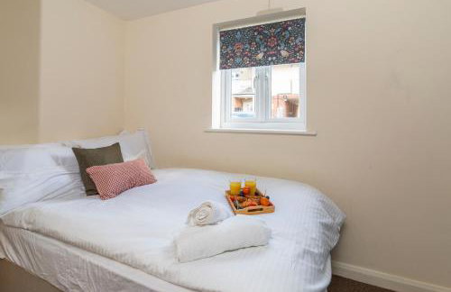 The Vogue Stay, 3 Bedrooms, 2 bathrooms, Ideal for JR & Oxford Hospitals, FREE CarPark, Conveniently located for Ring Road access, 2 miles from Oxford City Centre easy car & bus route - Foto 25