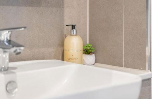 Luxury 3 bedroom with 2 bath at Plaistow opposite of station - Foto 31