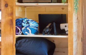 NEW! BEAR Necessities tiny home, outdoor theater! - Foto 25