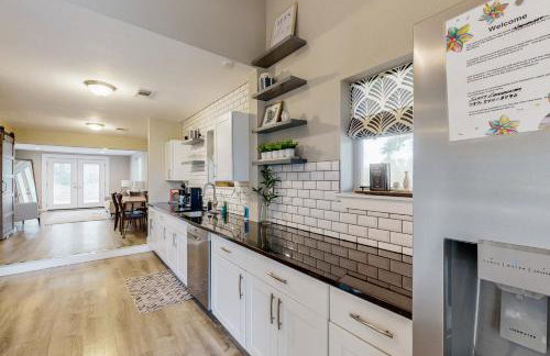 Lovely home on 2+ acres with views, firepit & outdoor kitchen - wedding perfect - Photo 7