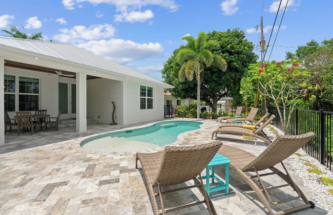 Sardinia Vacation Rental: Delightful Coastal Home near Vanderbilt Beach. Relax in a Private Pool and Spacious 4-BR Retreat with Modern Amenities. Ideal for Families. Minutes from Mercato and Local Attractions - Foto 33