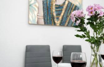 Stylish 4BR House, Sleeps 7, High-Speed Wi-Fi, Long Stay Friendly - Foto 45