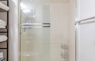 Cozy and Secure 3-Bedroom, 2-Bath Unit with 6 Beds and Beautiful Bay View - Foto 15