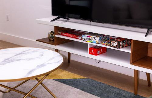 Luxe Retreat, Modern Gem with Private Backyard Oasis - Foto 8