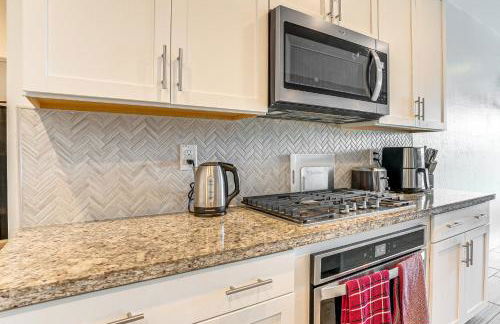 Near Parks and Golf Surprise Home with Pool Access! - Foto 8