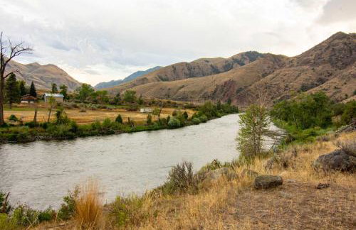 Stunning Salmon Riverfront Cabin - Foto 35