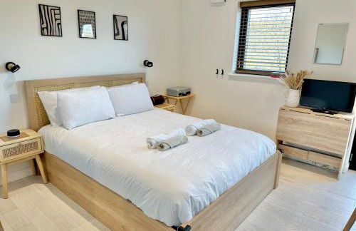 Eco-Friendly Highland Suite with Mountain Views - Photo 16