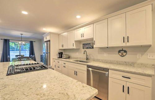 Sun-Dappled Retreat - Walk to Wickaboag Lake! - Foto 8