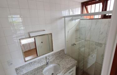 Casa Super Agradável, 250 metros da praia da Areia Preta, cinco quartos com ar, wifi, garagem, completa - Foto 24