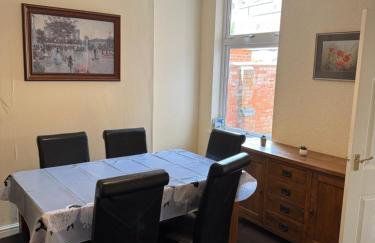 Large Traditional, Sleeps 8, 2 baths, Train, Tram, Pubs, Hucknall - Foto 33