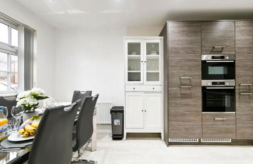 Swan's Place - Large 4bed home, Sleeps 9, Parking x2 & Games room - Foto 68