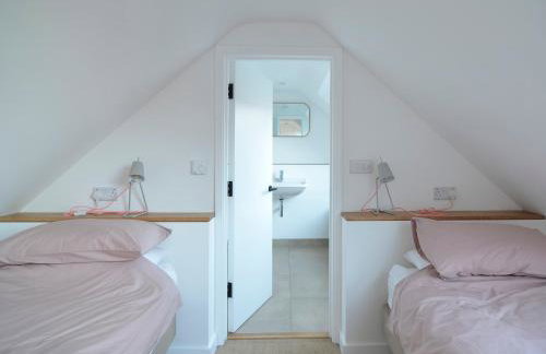 High Cogges Farm Holiday Cottages - The Cart Shed - Photo 16