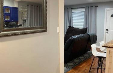 Charming Farmhouse Retreat near Downtown & University Modern Amenities, Fireplace & Porch! - Foto 22