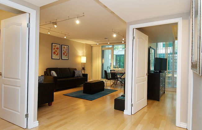 WhiteHall Suites- Yorkville - Photo 18