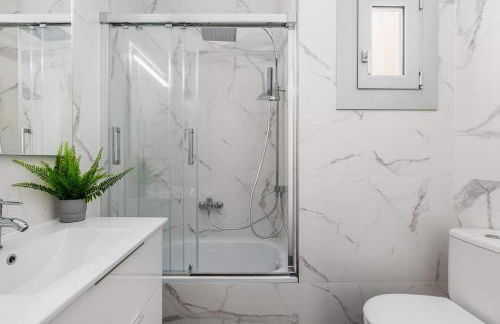 Poble Sec 3BR 2BA Balcony Sleeps 7 - Photo 25