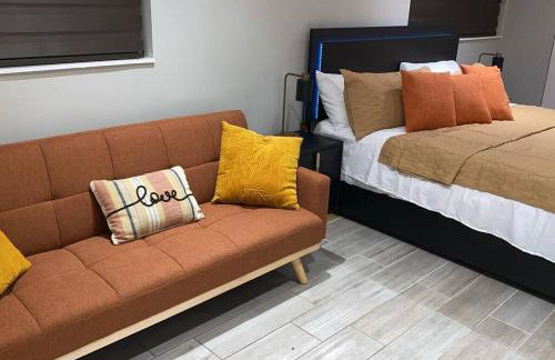 Luxurious Westchester Home Near Miami Clinics - Photo 26