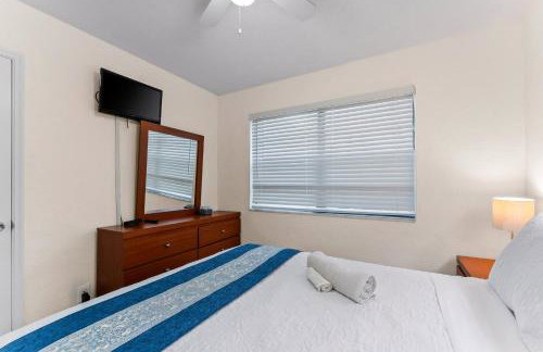 Spacious 5BR Home with Pool, Near Downtown & Beach - Foto 11