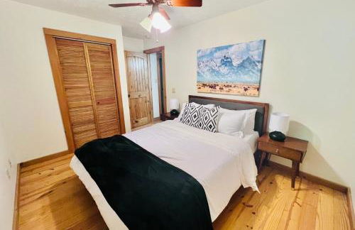 Maggie Valley 4BR Cabin with Hot Tub in Serene Forest - Foto 10