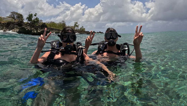 Disfrutando de la experiencia de bautismo de buceo