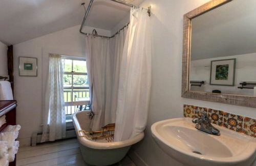 Riverfront Cabin with Beautiful Views of Housatonic River in Great Barrington, Massachusetts - Foto 36