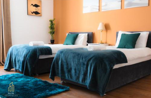 Modern 2BR Apartment - Prime Location Near Beach & Town - Sleeps 5 - Foto 3