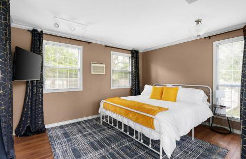 Serene Family Retreat King Beds Pool Hot Tub and Games - Photo 40