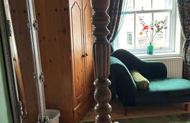 The Buxton Retreat A Luxurious 3-Storey Townhouse with Four Poster Bed and Double Jacuzzi Bath" - Photo 6