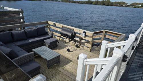 Lakeside Holiday Home with Hot Tub - Foto 4