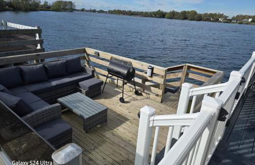 Lakeside Holiday Home with Hot Tub - Foto 4