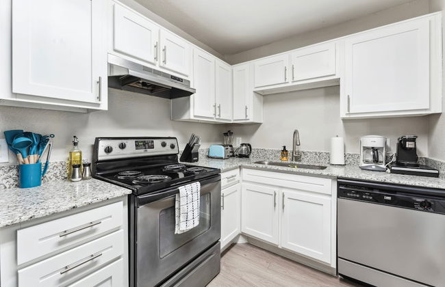 Spacious 2BR King Suite w Gym Pool Close to DT - Foto 13