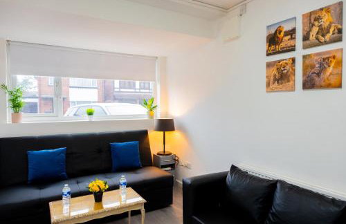 Beautiful Modern Home in London, Free Parking, Family Home, Sleeps 9, Close to Railway Station - Foto 19