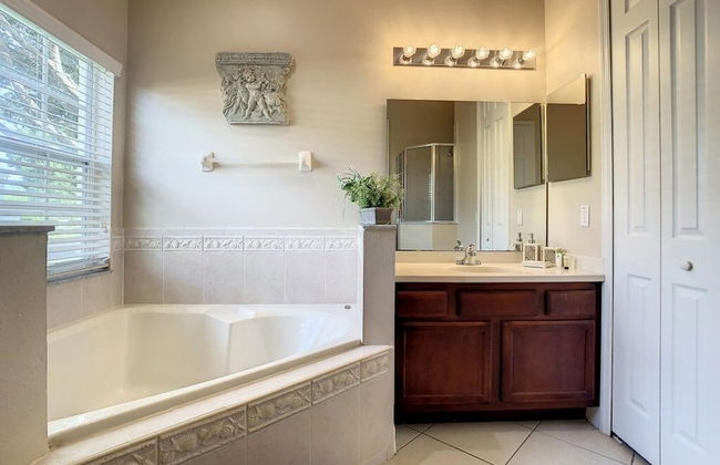 Fantastic 7 Bed 6 Bath In Prestigious Gated Comm. 7 Bedroom Villa by Redawning - Foto 44