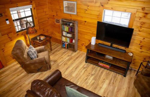 Cabin in the Woods - Hot Tub, Fire Pit, BBQ - Foto 18