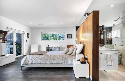 Modern Northwest Vacation Rentals in Miami - Photo 9