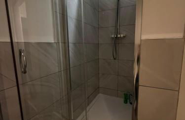 City Centre 4 Bedroom Apartment with Terrace Sleeps 10 by StaySavvy Accommodation - Foto 18