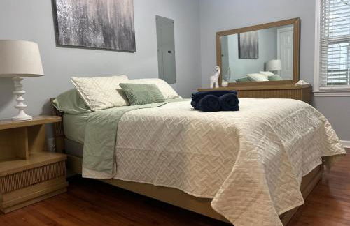 Under the Oaks, A Downtown Hidden Gem - Foto 31