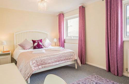 Central 2 Bed House w/ Garden and Free Parking! - Photo 102