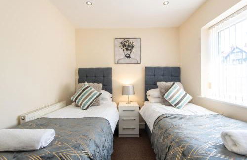 Apartment 11 - Photo 3