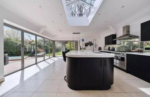 Country Manor Pool & Spa Games Room Cinema - Photo 5