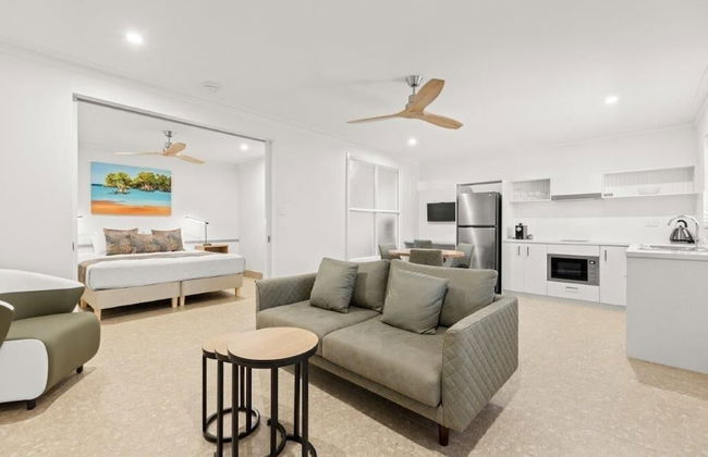 Moonlight Bay Suites - Photo 26