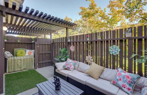 Lovely Concord Townhome Retreat with Community Pool! - Foto 22