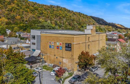 The Manor - Historic Mansion, Wifi, Covered Porch, Screen Porch, King Bed, Walk to Spas, Shops & Restaurants - Foto 84